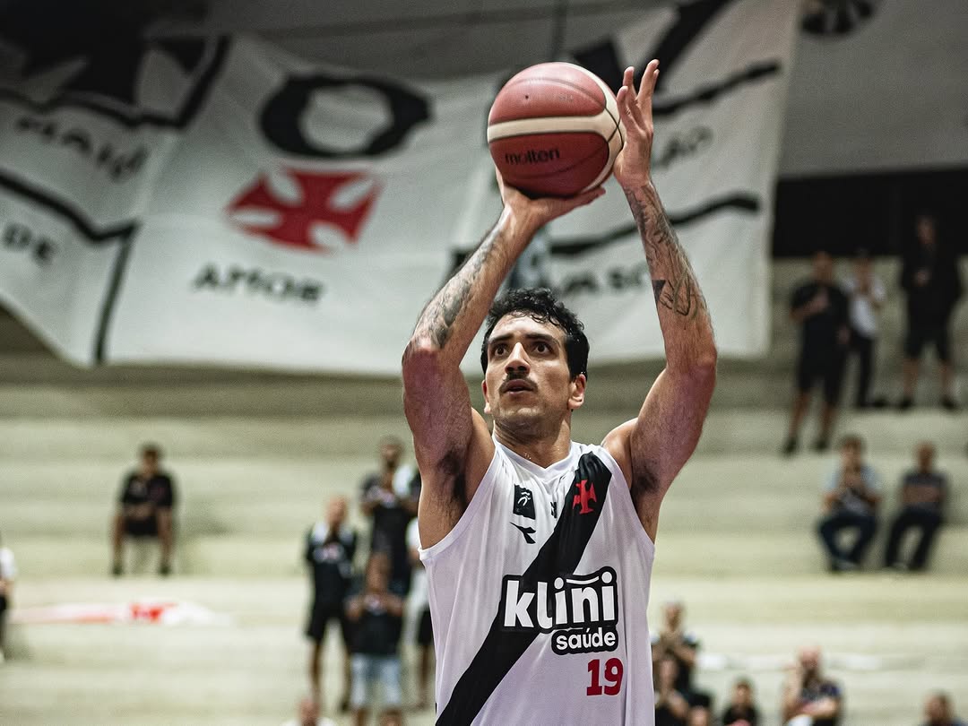 20251024-233157-1-2 Jogador de basquete em ação, arremessando a bola.