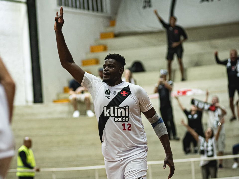 20251024-233157-1-3 Cheilador do Vasco comemorando vitória no jogo.