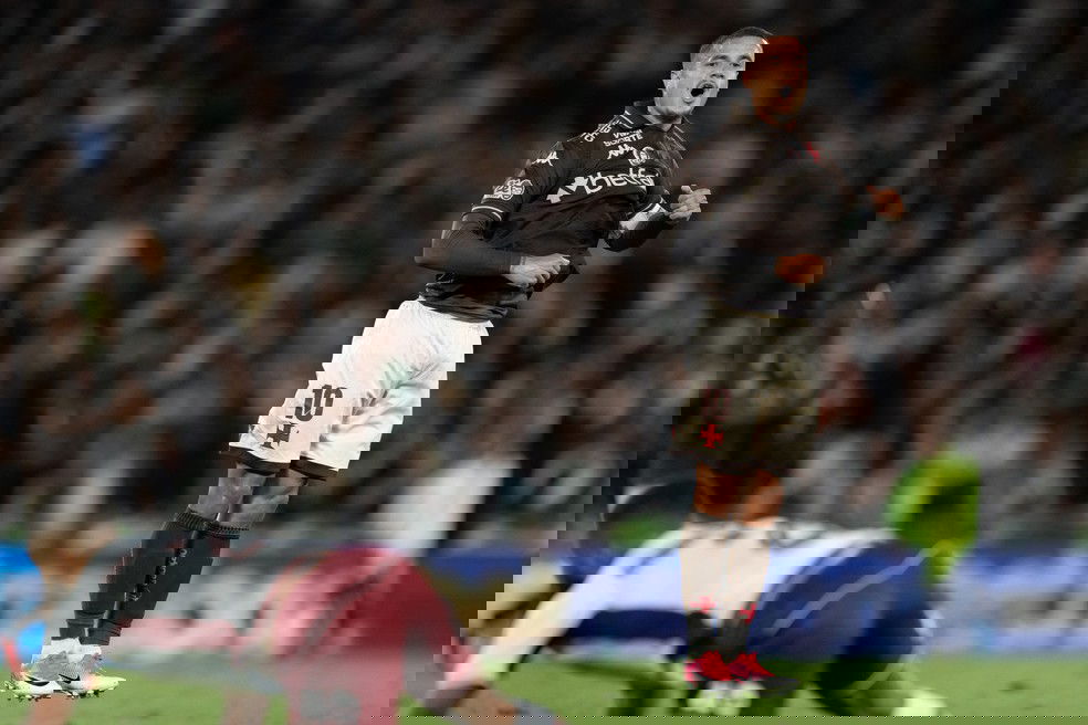 20251025-111818-1-6-coutinho-em-acao-no-classico-vasco-x-fluminense-no-maracana-foto-jorge-rodriguesagif-1 Vasco jogador celebrando gol em campo.