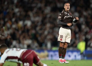 Vasco player comemorando gol em campo.