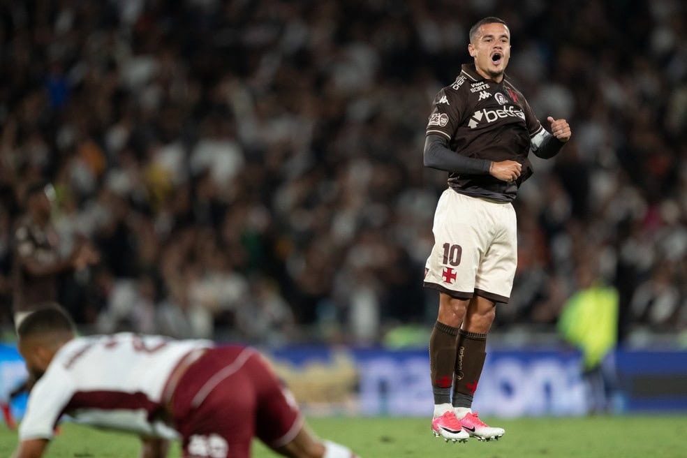 Vasco player comemorando gol em campo.