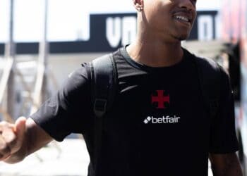 Jogador do Vasco com mochila preto.