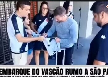 Jogadores do Vasco assinando camisa.