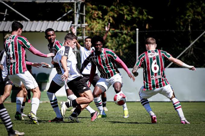 20251025-151535-1-1-1-1 Jogadores do Vasco disputam partida de futebol juvenil.