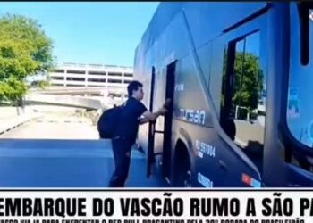 Jovem entrando em ônibus do Vasco na rua.