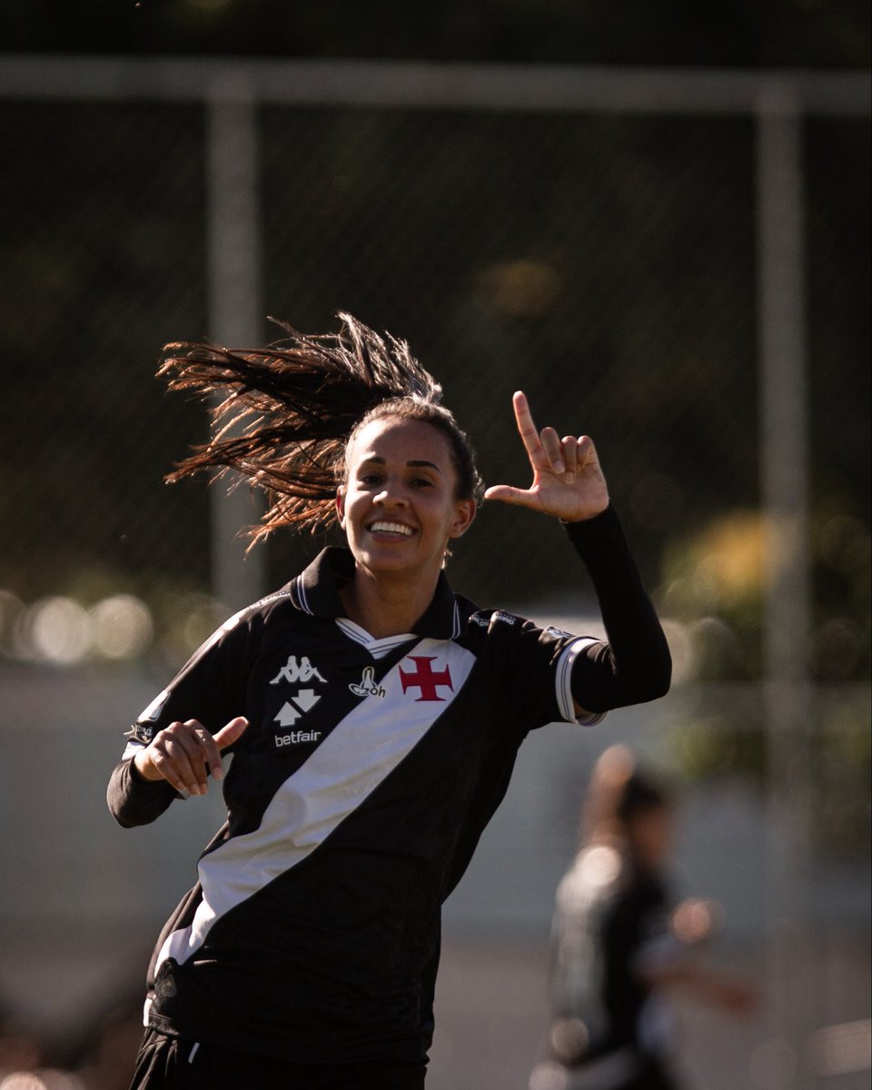 20251025-170936-4-4 Jogadora comemorando gol no campo do futebol feminino Vasco.