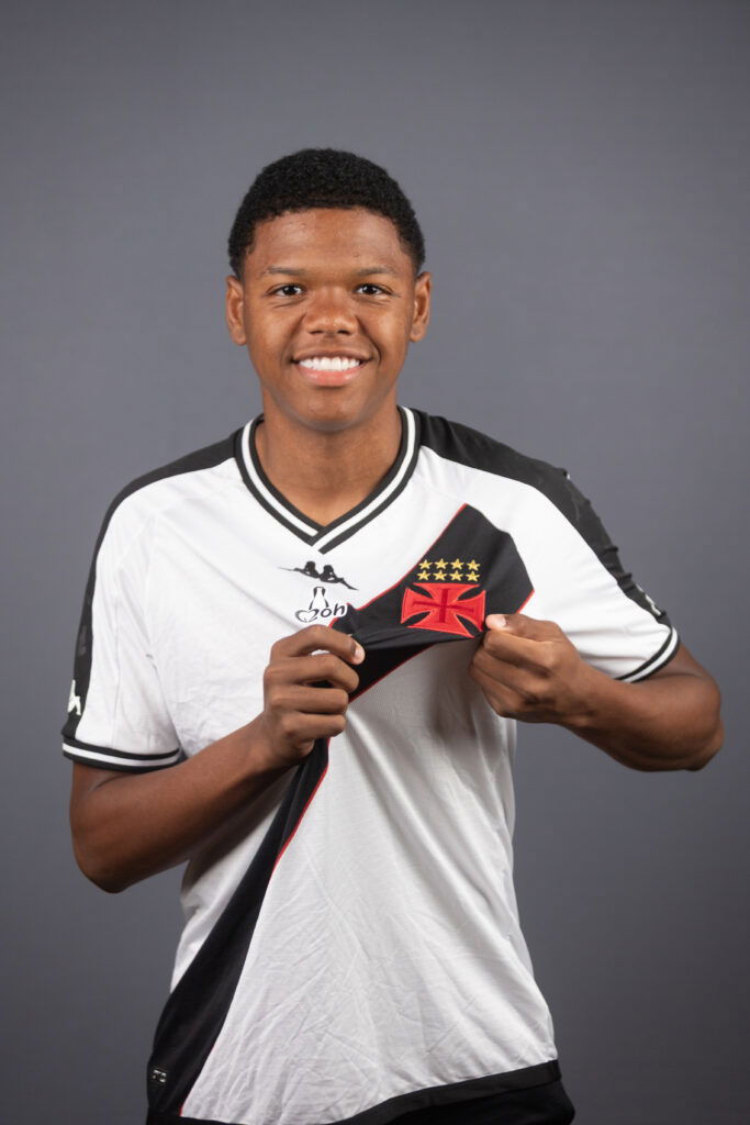 20251025-173000-1-foto-dikran-sahagian-vasco-da-gama-1 Jogador do Vasco sorrindo com a camisa aberta.