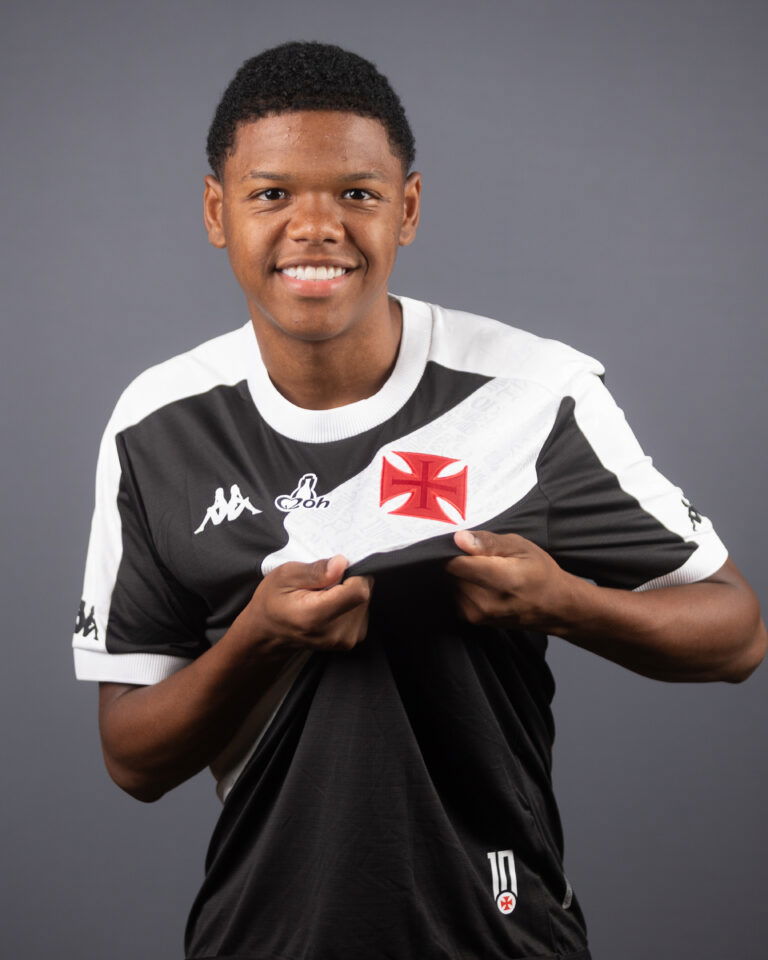 20251025-173000-2-foto-dikran-sahagian-vasco-da-gama Menino sorridente segurando camisa do Vasco.