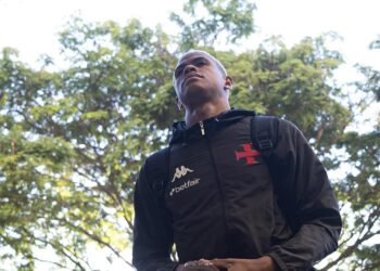 Vasco compartilha imagens da chegada do time a Atibaia