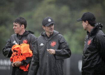 Homens treinando com roupa preta e logotipo Vasco.