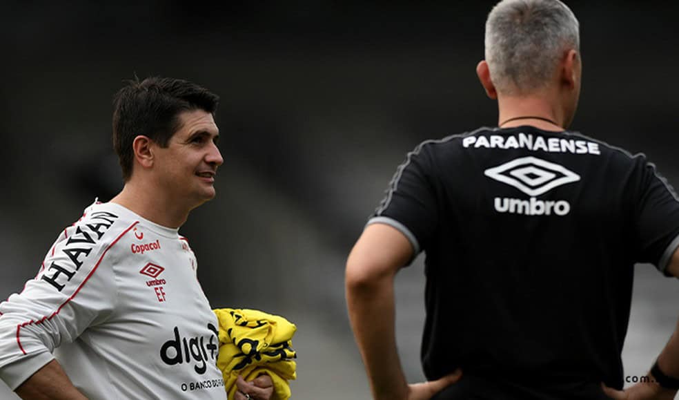 20251025-184600-1-8-evandro-fornari-ao-lado-de-tiago-nunes-nos-tempos-de-athletico-pr-foto-athletico Trecho de camisa do time Vasco.