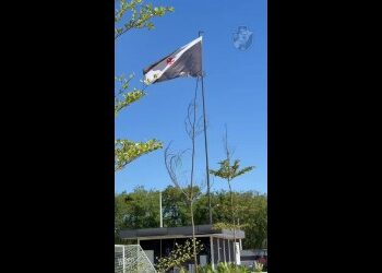 Bandeira do Vasco da Gama hasteada.