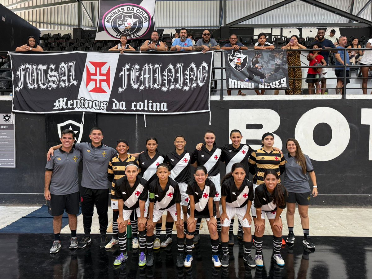 20251025-212450-1-1-1-1 Meninas do Vasco em quadra, time feminino na partida.
