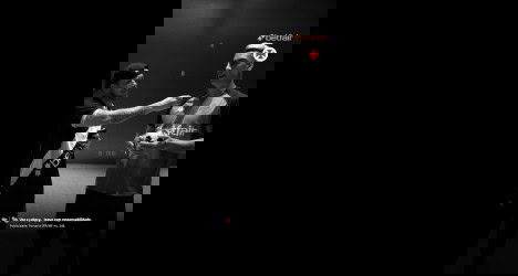 Homem entregando prêmio a jogador de futebol.