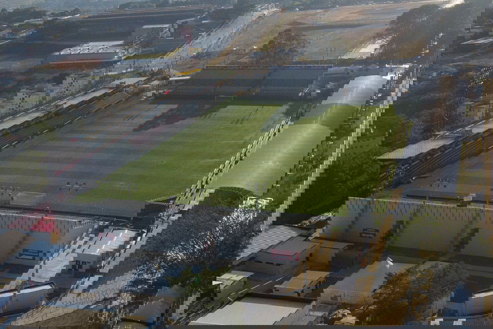 20251026-105559-1-10-estadio-cicero-de-souza-marques-recebe-bragantino-x-vasco-foto-anderson-romaoagif Campo de futebol do estádio Vasco, vista aérea do estádio São Januário, com gramado bem cuidado e arquibancadas ao redor, cercado por áreas urbanas no entorno, em um dia ensolarado.