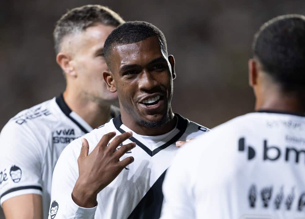 20251026-110329-1-6-rayan-em-acao-pelo-vasco-na-partida-contra-o-cruzeiro-foto-jorge-rodriguesagif-1 Jogador do Vasco em comemoração com colegas na saída de campo.