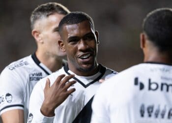 Artilheiro do Vasco de Fernando Diniz, Rayan ficará de fora do time pela segunda vez desde a chegada do treinador.