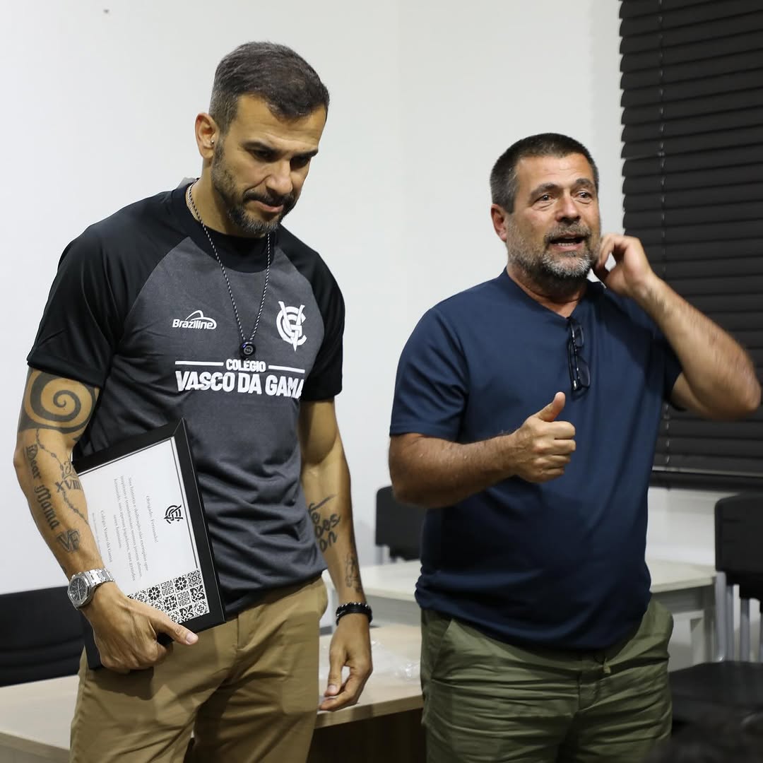 20251026-111836-1-8 Vasco da Gama em reunião de equipe.