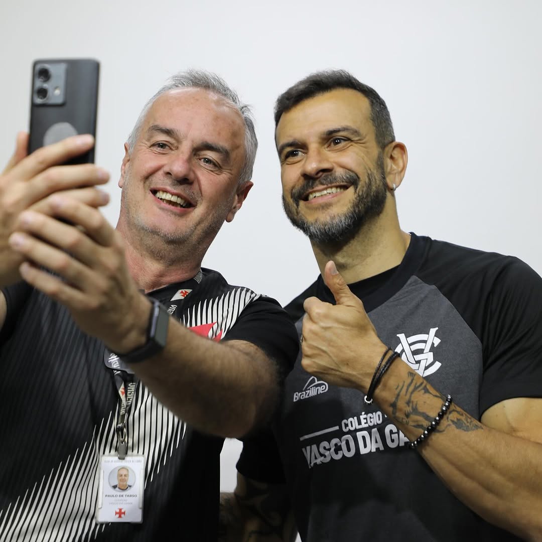 20251026-111838-1-11 Paulo de Tarso e jogador do Vasco da Gama fazendo selfie juntos.