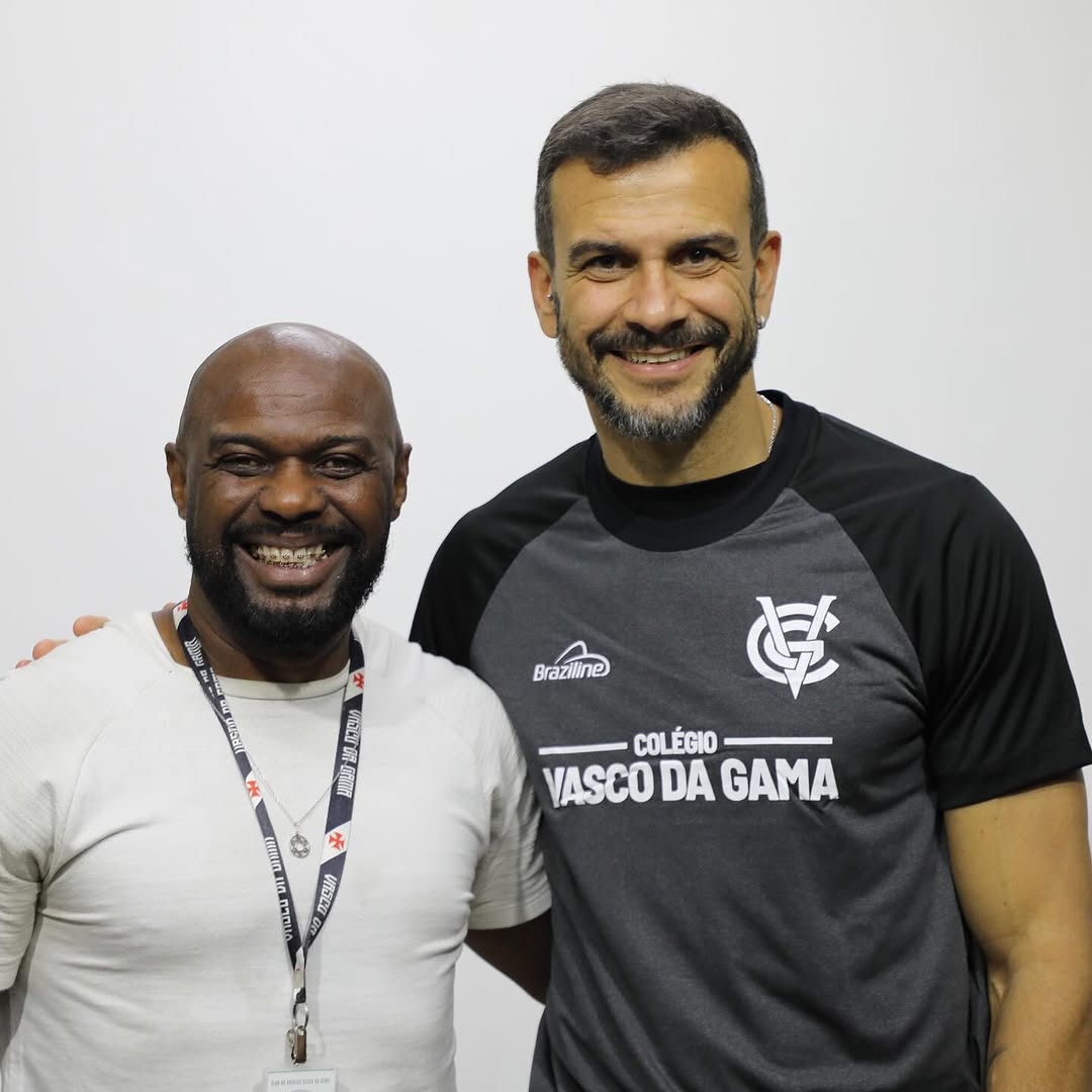 20251026-111839-1-13 Homens sorrindo, um usando uniforme do Vasco.