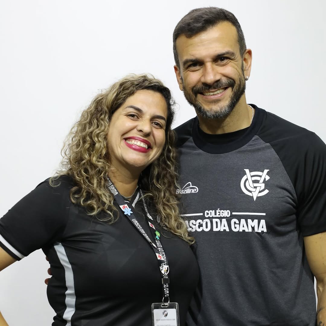 20251026-111840-1-15 Homem e mulher com camisas do Vasco da Gama sorrindo.