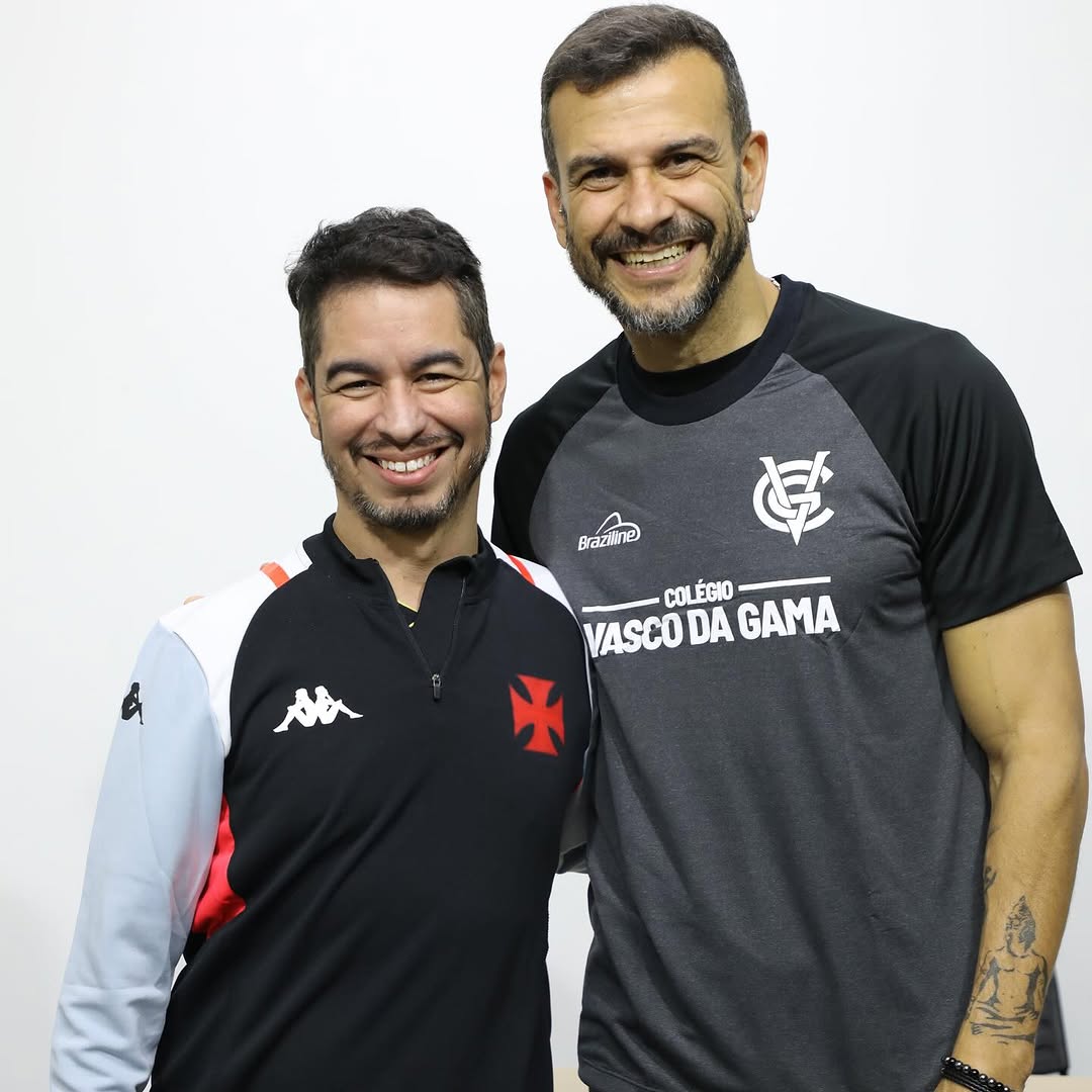20251026-111841-1-16 Vasco da Gama: dois torcedores sorrindo com uniformes.