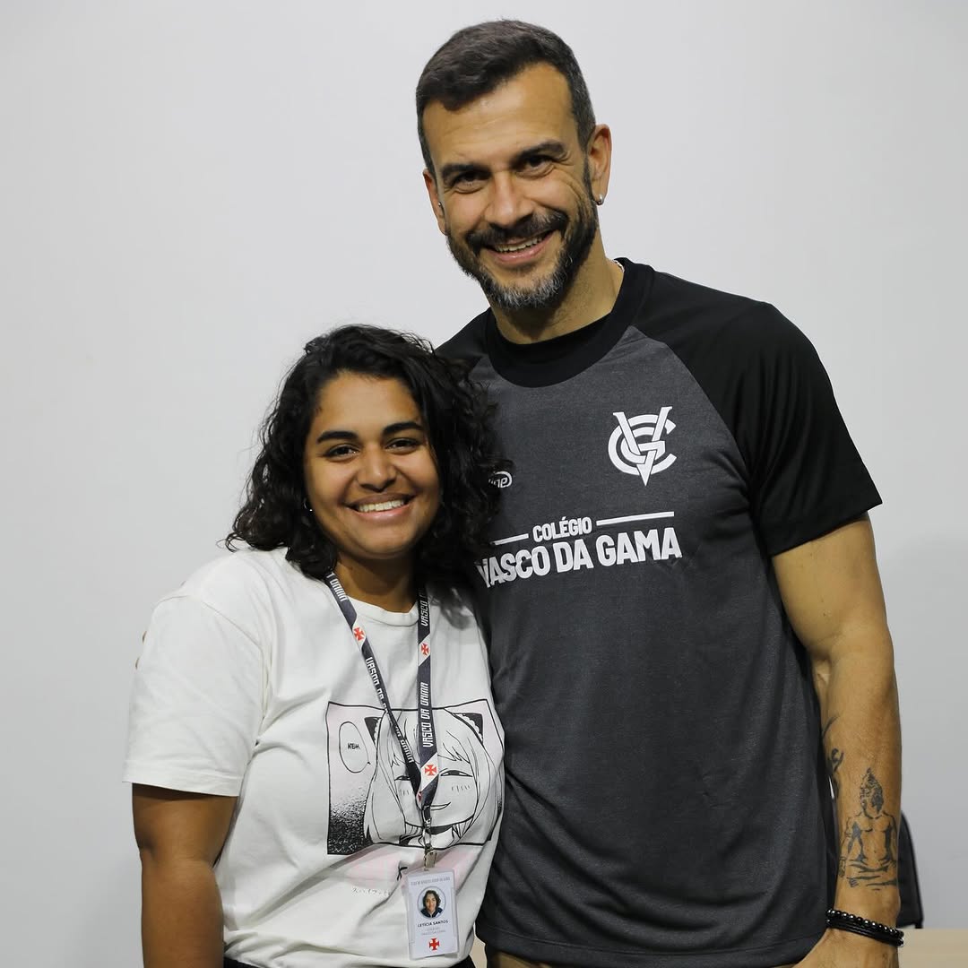20251026-111842-1-17 Jogador do Vasco com fã usando camisa de time.