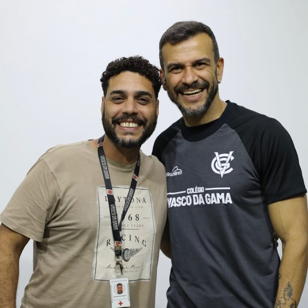 20251026-111842-1-18 Imagem de dois homens sorridentes, um deles usando uniforme do Vasco da Gama.
