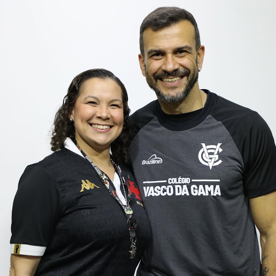 20251026-111843-1-19 Jogadora com uniforme do Vasco da Gama sorrindo.