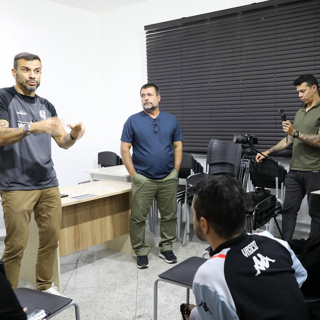 20251026-111843-1-20 Falar com torcedores do Vasco em reunião.