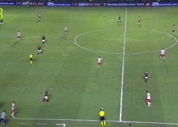 Jogadores em campo during clássico Vasco x Botafogo.