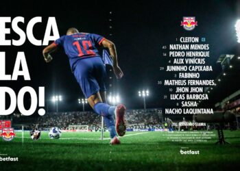 Escanteio no jogo do Vasco; jogador se prepara para cobrar.