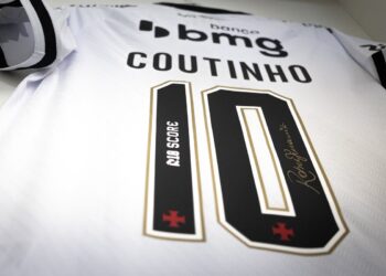 Camisa do Vasco com nome e número do jogador Coutinho.