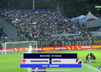 Torcida do Vasco no estádio de futebol.