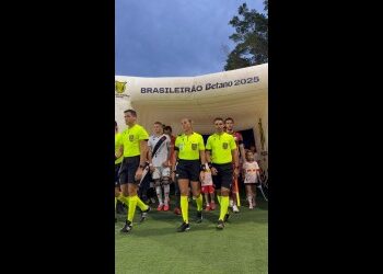 Árbitros entrando em campo no estádio MeuVasco.