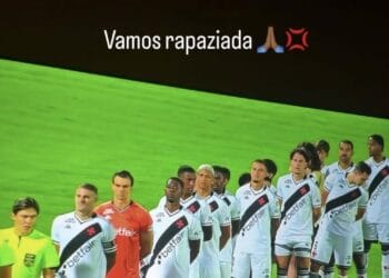 Jogadores do Vasco alinhados no campo.