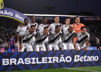 Jogadores do Vasco em campo antes de partida.