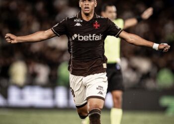 Jogador do Vasco comemorando gol em campo.
