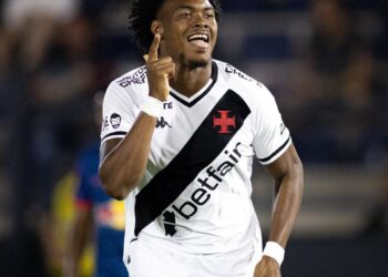 Jogador do Vasco comemorando gol em campo.