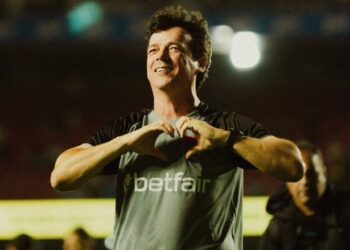 Vasco striker fazendo coração com as mãos.