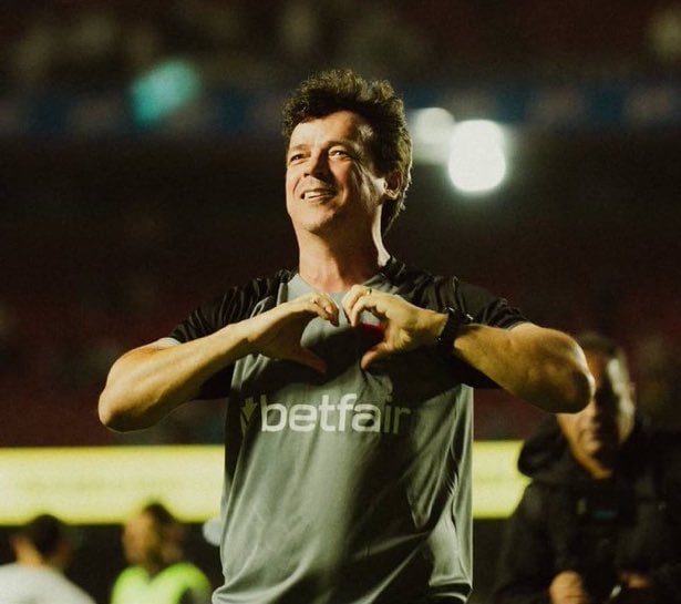 Vasco striker fazendo coração com as mãos.