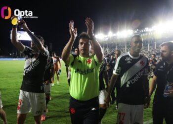 Vasco jogando com jogadores em campo sob luzes brilhantes.