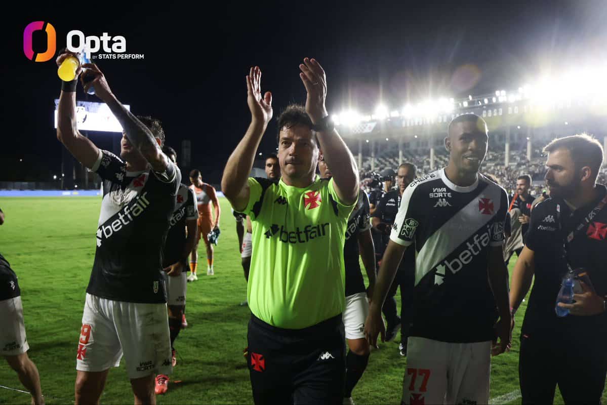 Vasco jogando com jogadores em campo sob luzes brilhantes.
