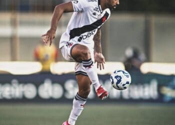 Jogador de futebol do Vasco em ação durante jogo.