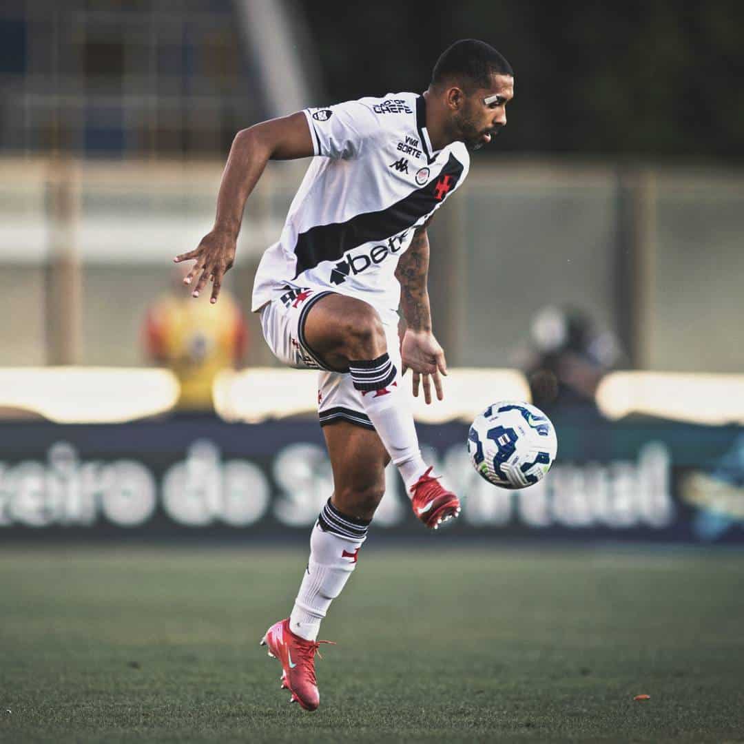 Jogador de futebol do Vasco em ação durante jogo.