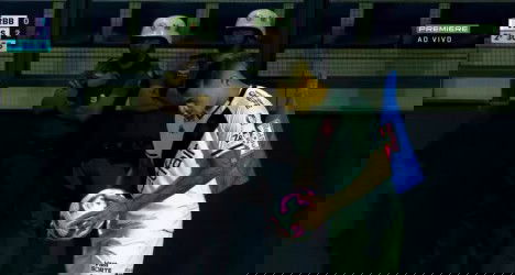 Jogador do Vasco se prepara para entrar em campo.