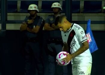 Bicampeão Vasco segurando a bola.