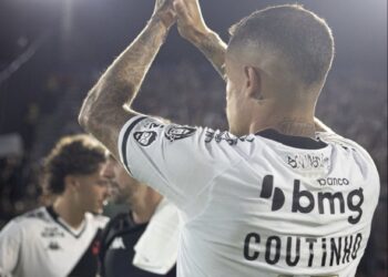 A van score de futebol comemorando vitória.