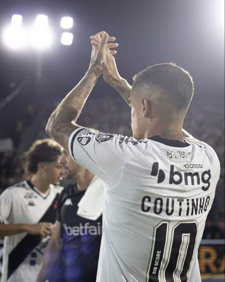 A van score de futebol comemorando vitória.