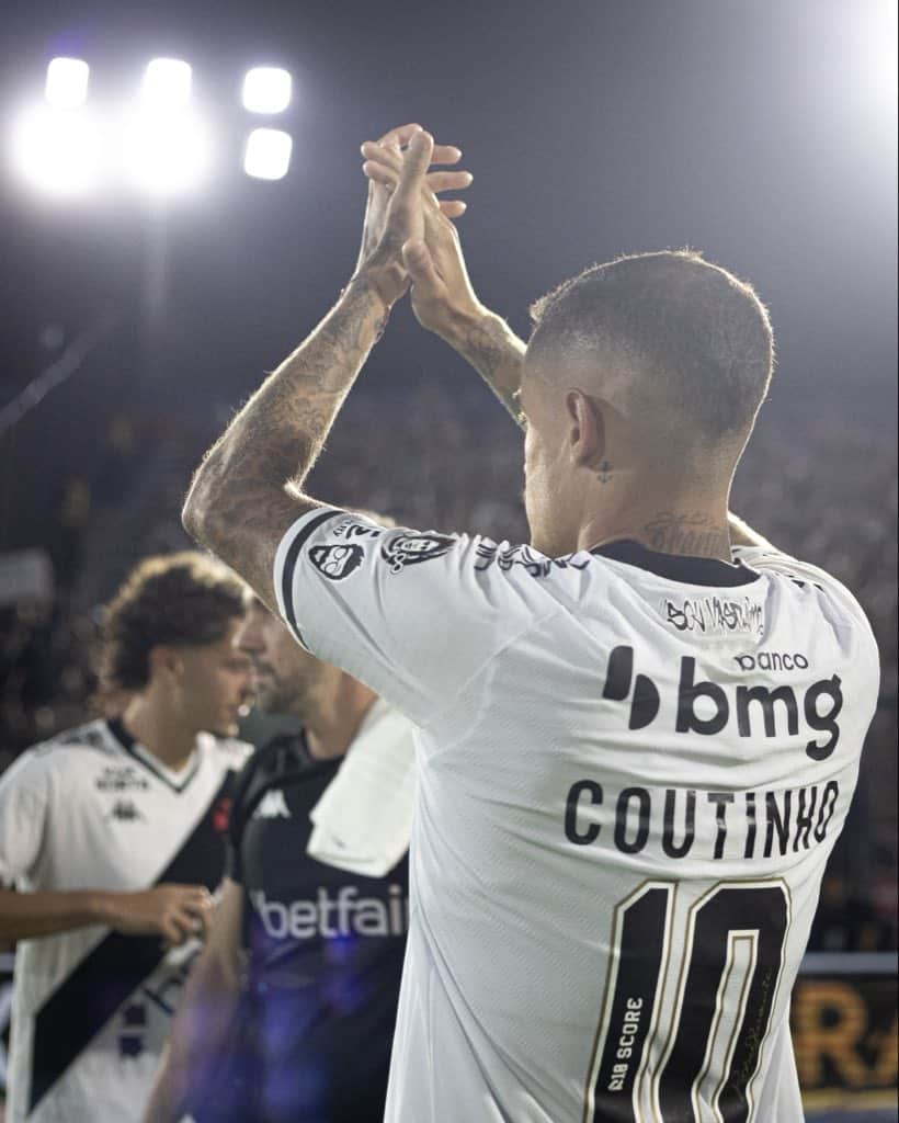 A van score de futebol comemorando vitória.